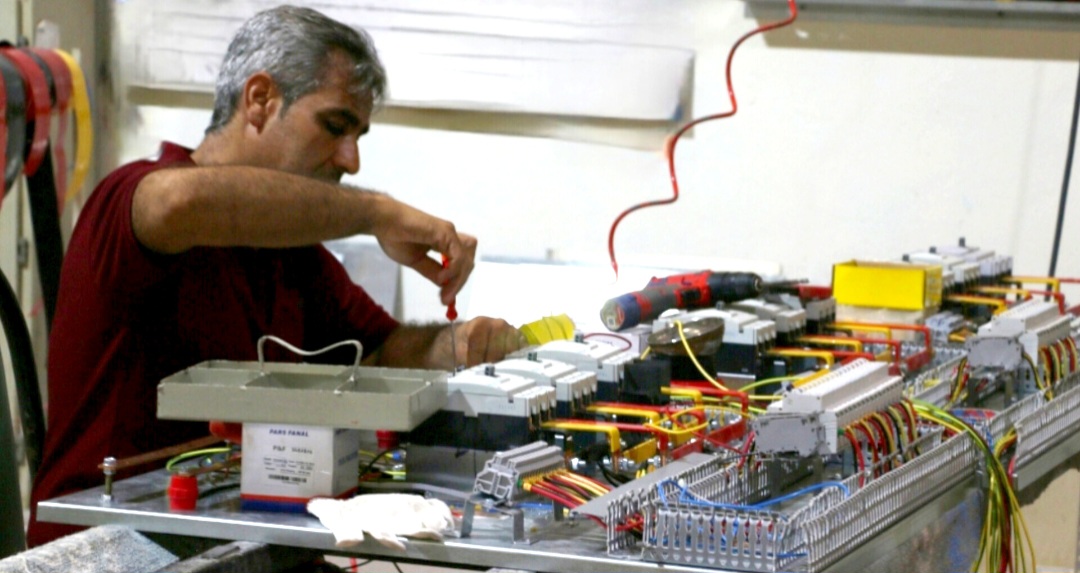 مونتاژ و سیم کشی تابلوهای برق صنعتی