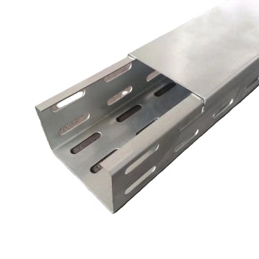 سینی کابل فلزی با درپوش – محافظت و نظم در مسیر کابل‌کشی  سینی کابل فلزی با درپوش فلزی قابل جدا شدن . بدنه‌ی سینی دارای شیارهای کشیده در طرفین است که به تهویه کابل‌ها و مدیریت بهتر مسیرها کمک می‌کند. درپوش بالایی نیز نقش محافظت از کابل‌ها در برابر گرد و غبار، رطوبت و آسیب‌های فیزیکی را ایفا می‌کند.